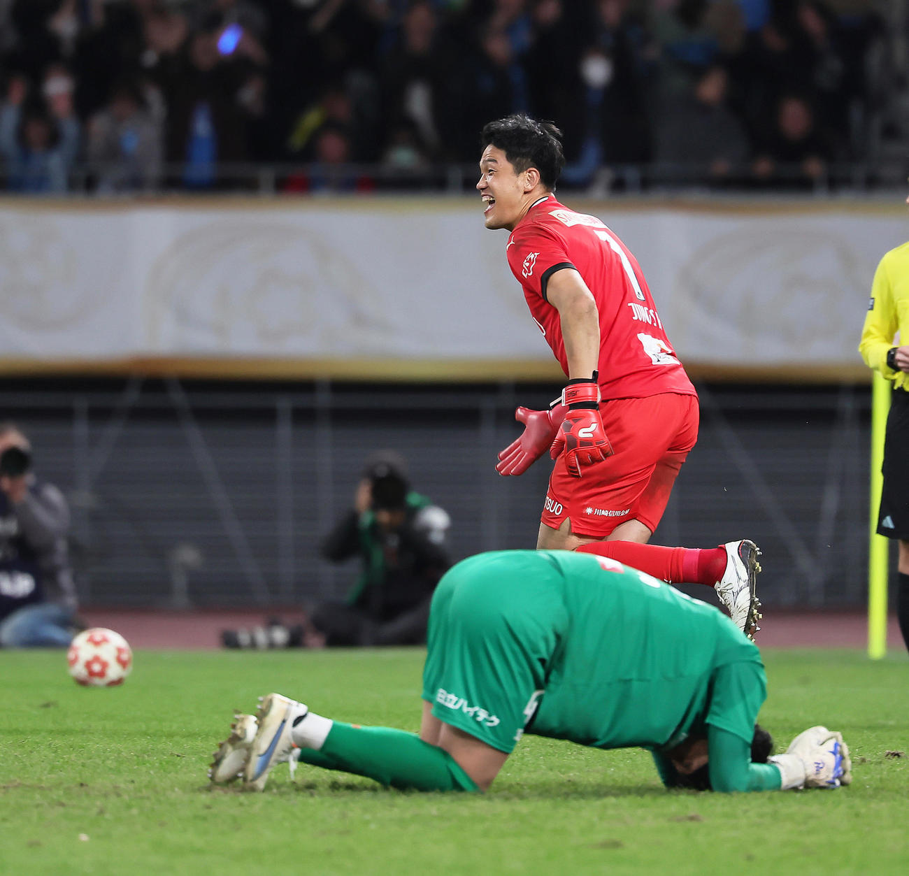 川崎F対柏　PK戦で柏GK松本（手前）のシュートをセーブし優勝を決め歓喜する川崎F・GKチョン・ソンリョン（撮影・足立雅史）