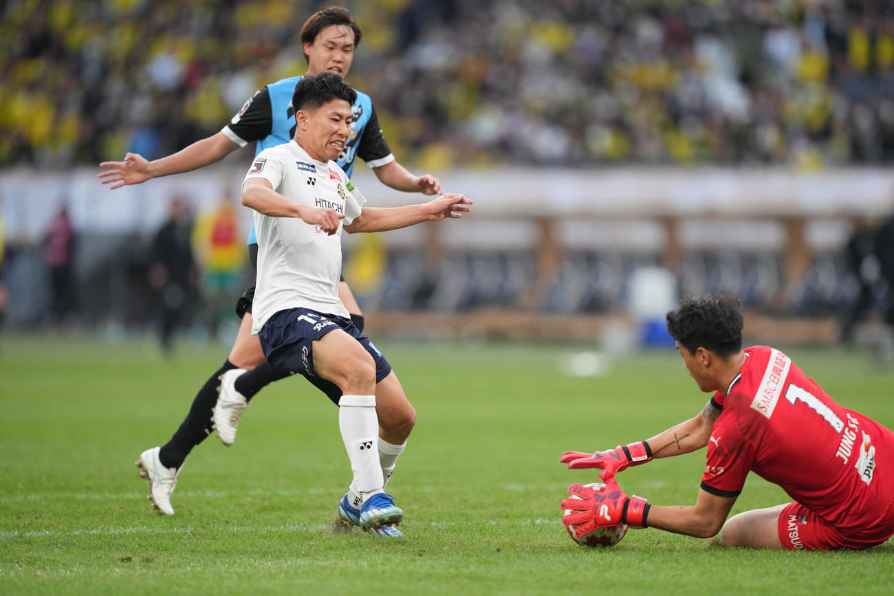 川崎F対柏　後半、ゴール前に攻め込むも川崎F・GKチョン・ソンリョン（右）に止められる柏細谷（撮影・井上学）