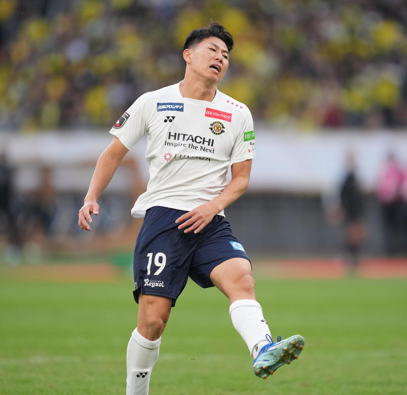 川崎F対柏　後半、攻め上がるもシュートに持ち込めず険しい表情を浮かべる柏細谷（撮影・井上学）