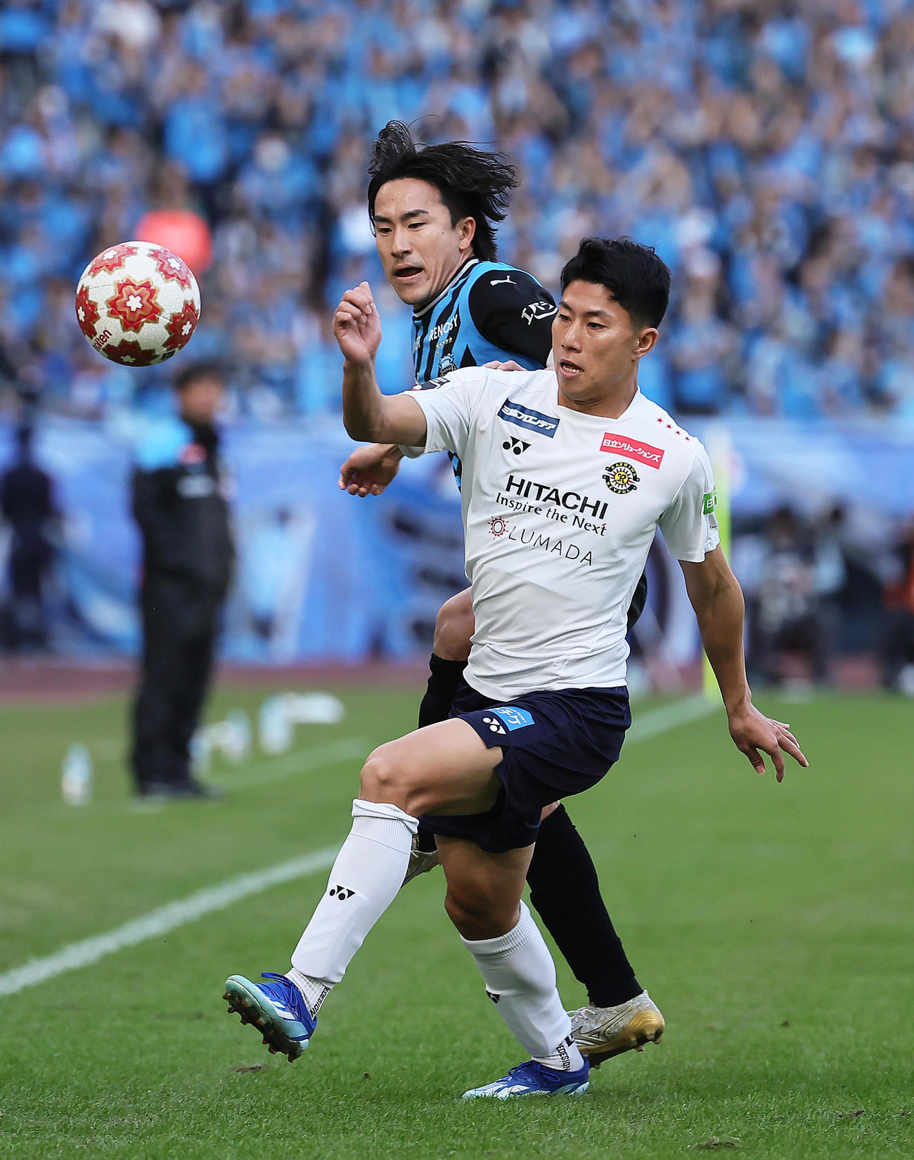 川崎F対柏　前半、競り合う柏細谷（右）と川崎F登里（撮影・足立雅史）