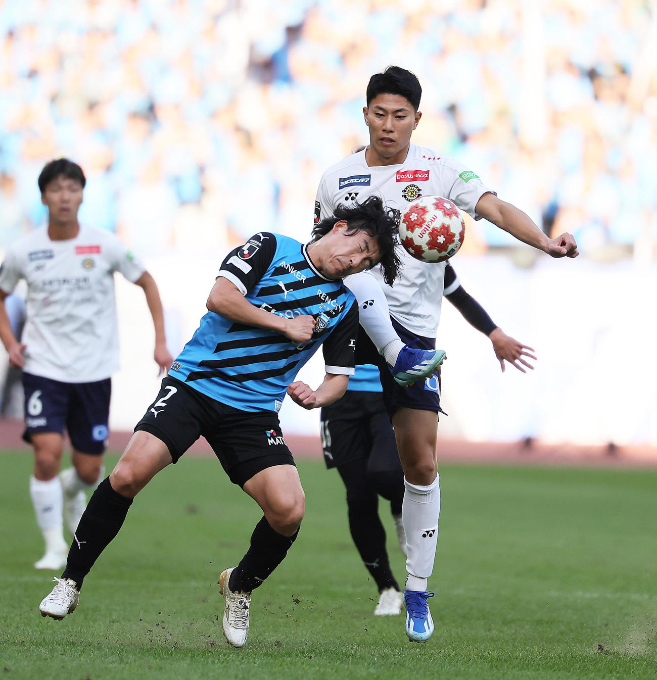 川崎F対柏　前半、競り合う川崎F登里（左）と柏細谷（撮影・足立雅史）