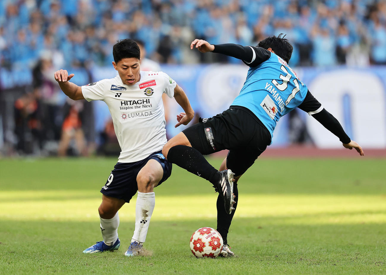 川崎F対柏　前半、競り合う柏細谷（左）（撮影・足立雅史）（撮影・足立雅史）