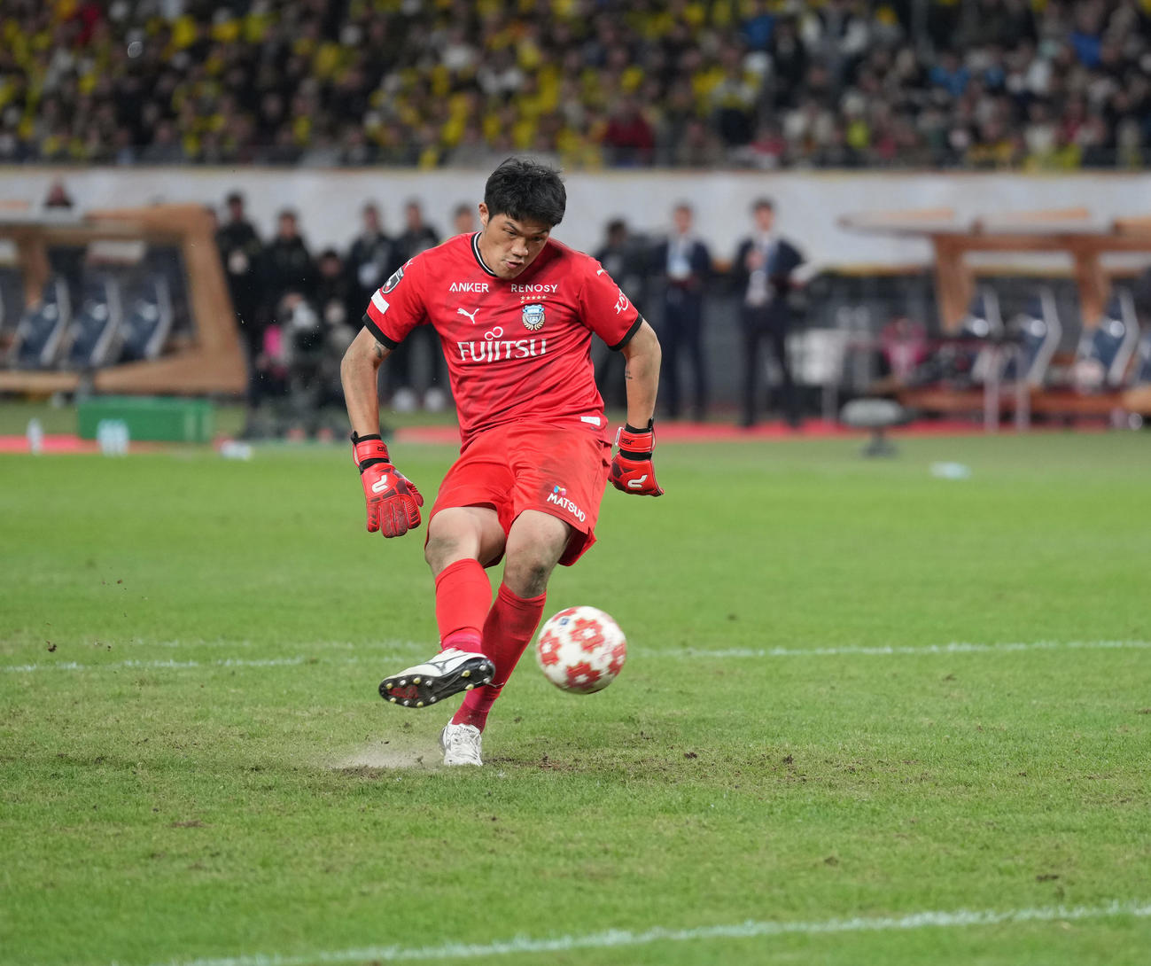 川崎F対柏　PKを蹴る川崎FのGKチョン・ソンリョン（撮影・井上学）
