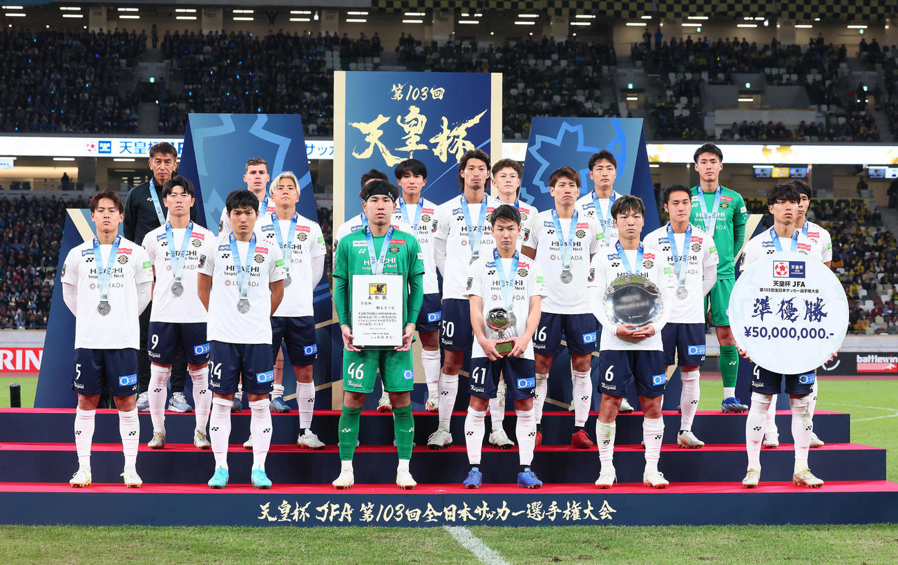 川崎F対柏　準優勝の柏の選手ら。後方左端は井原監督（撮影・足立雅史）