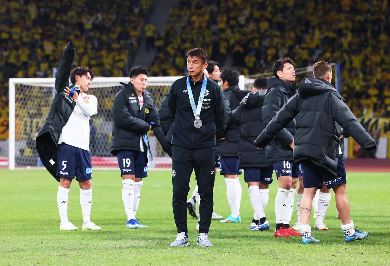 川崎F対柏　表彰式を見つめる柏の井原監督（中央）（撮影・足立雅史）