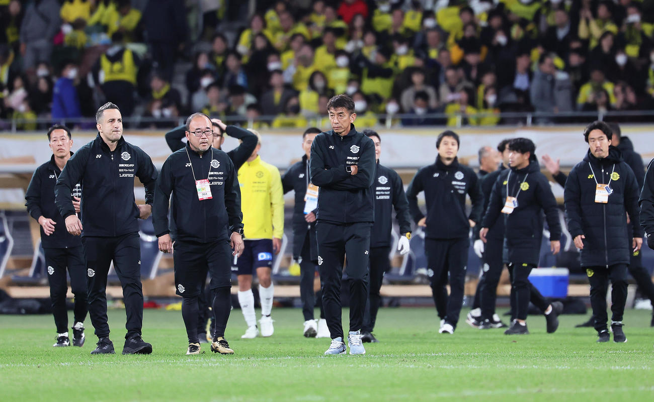 川崎F対柏　PK戦で敗れがっくりとする柏井原監督（左から4人目）ら（撮影・足立雅史）