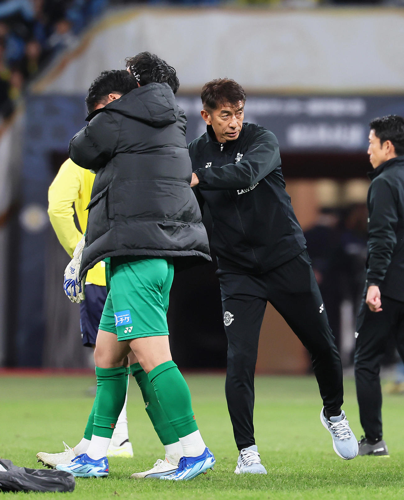 川崎F対柏　PK戦で敗れた柏井原正巳監督（右）はGK松本をねぎらう（撮影・足立雅史）
