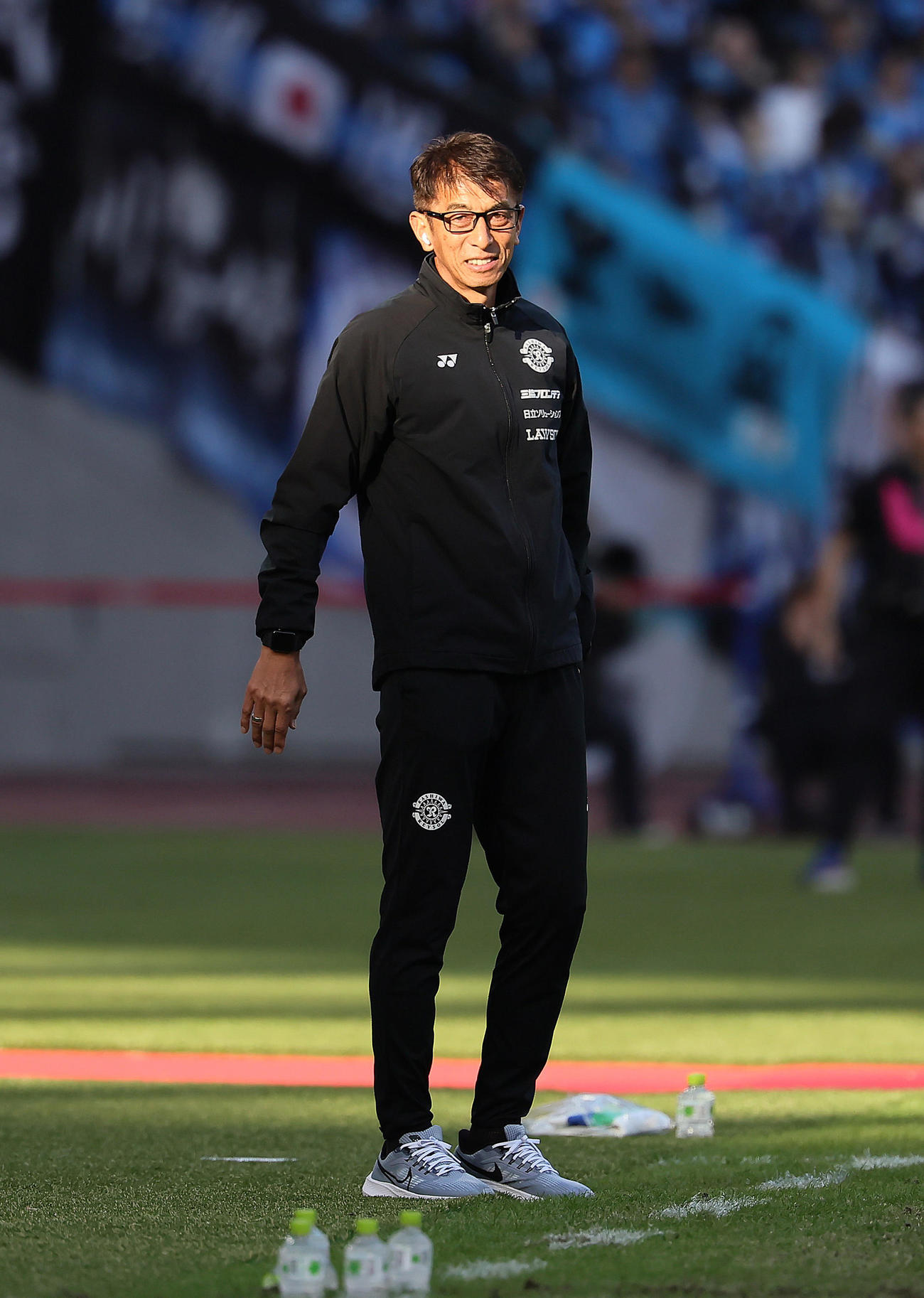 川崎F対柏　試合を見つめる柏井原監督（撮影・足立雅史）