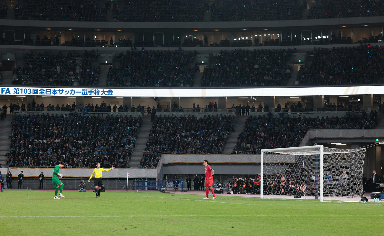 川崎F対柏　自身が10人目のキッカーを務めるためペナルティースポットに向かう柏GK松本（左）。右は川崎F・GKチョン・ソンリョン（撮影・足立雅史）