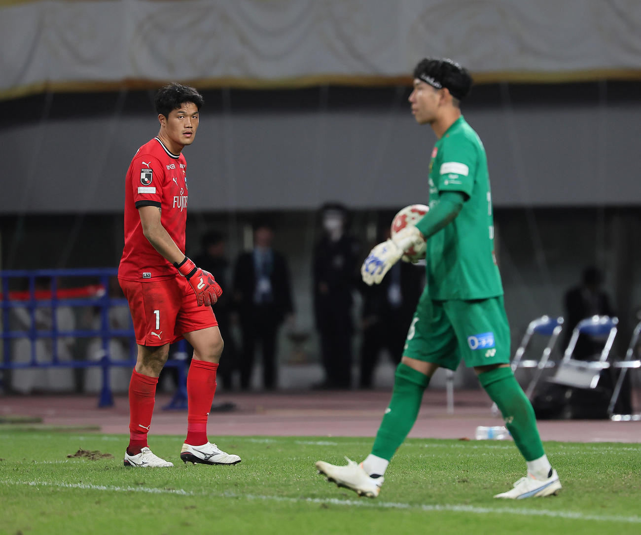 川崎F対柏　PK戦の川崎F10人目GKチョン・ソンリョン（左）にシュートを決められ、自身がキッカーを務めるためペナルティースポットに向かう柏GK松本（撮影・足立雅史）