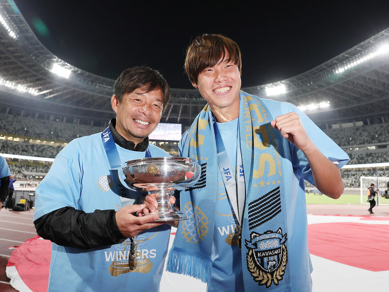 川崎F対柏　天皇杯を手に笑顔を見せる川崎F鬼木監督（左）と大南（撮影・足立雅史）