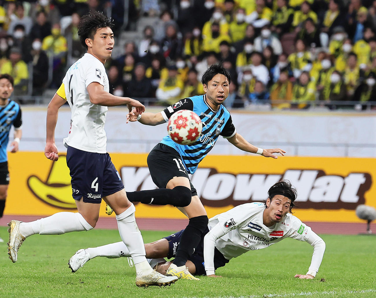 川崎F対柏　延長前半、クロスボールに飛び込む川崎F小林（中央）（撮影・足立雅史）