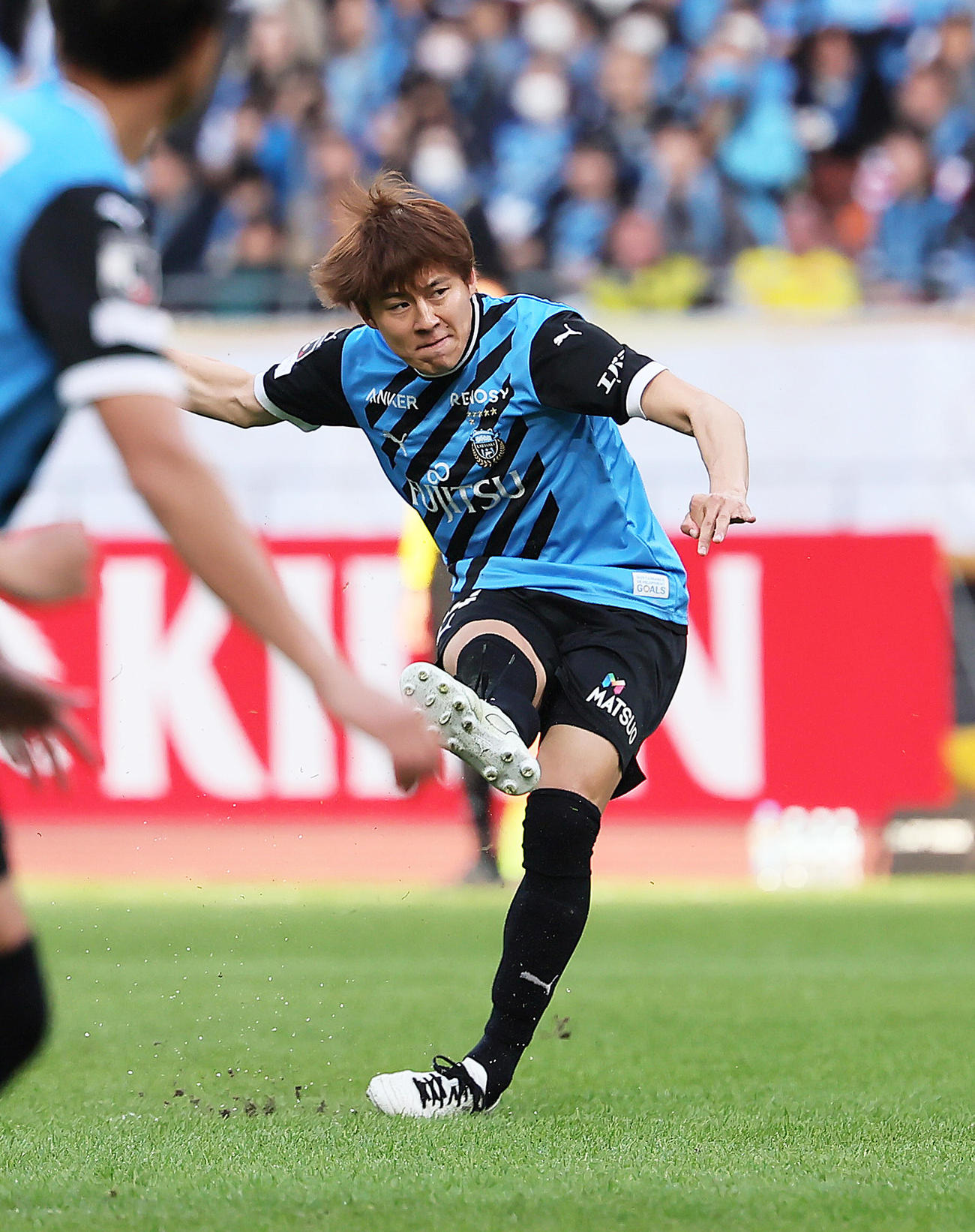川崎F対柏　後半、FKを放つ川崎F脇坂（撮影・足立雅史）