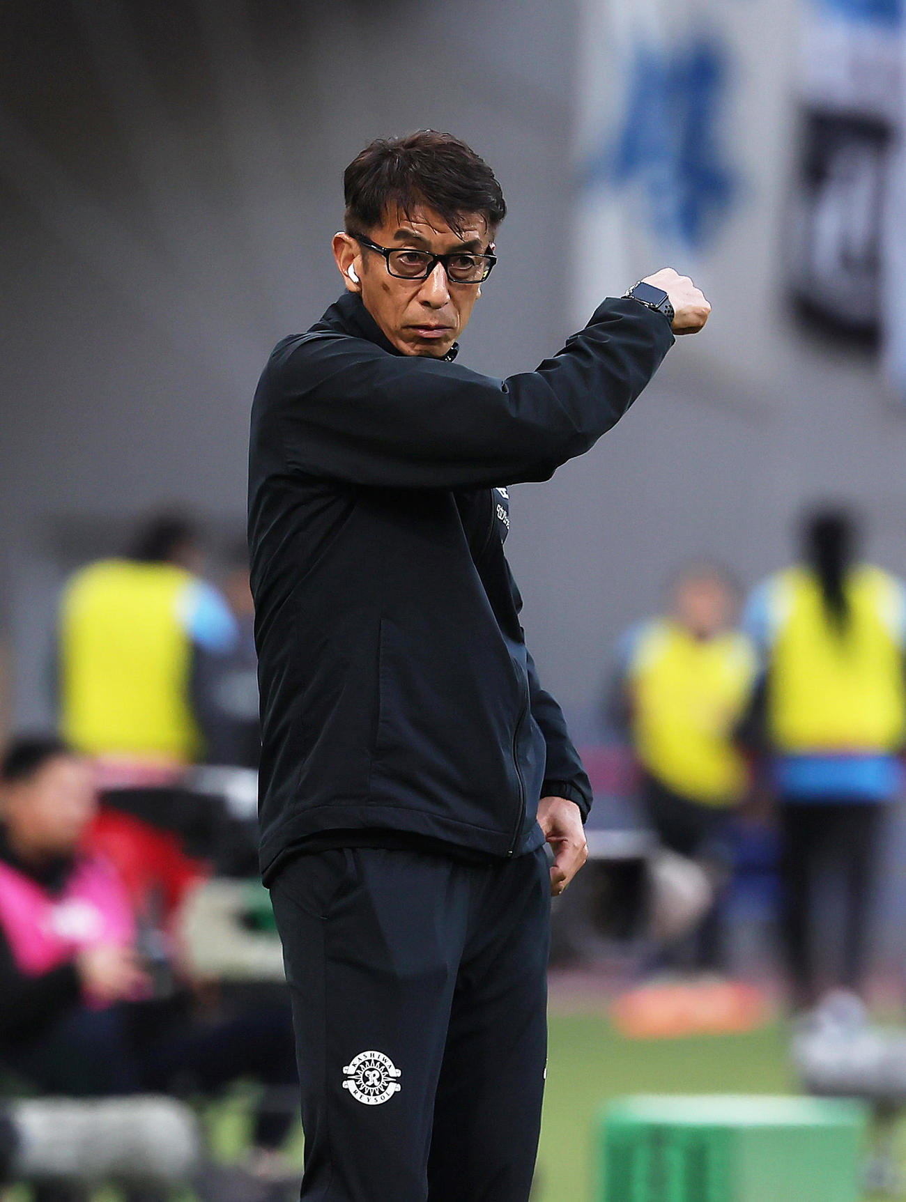 川崎F対柏　後半、指示を出す柏の井原監督（撮影・足立雅史）