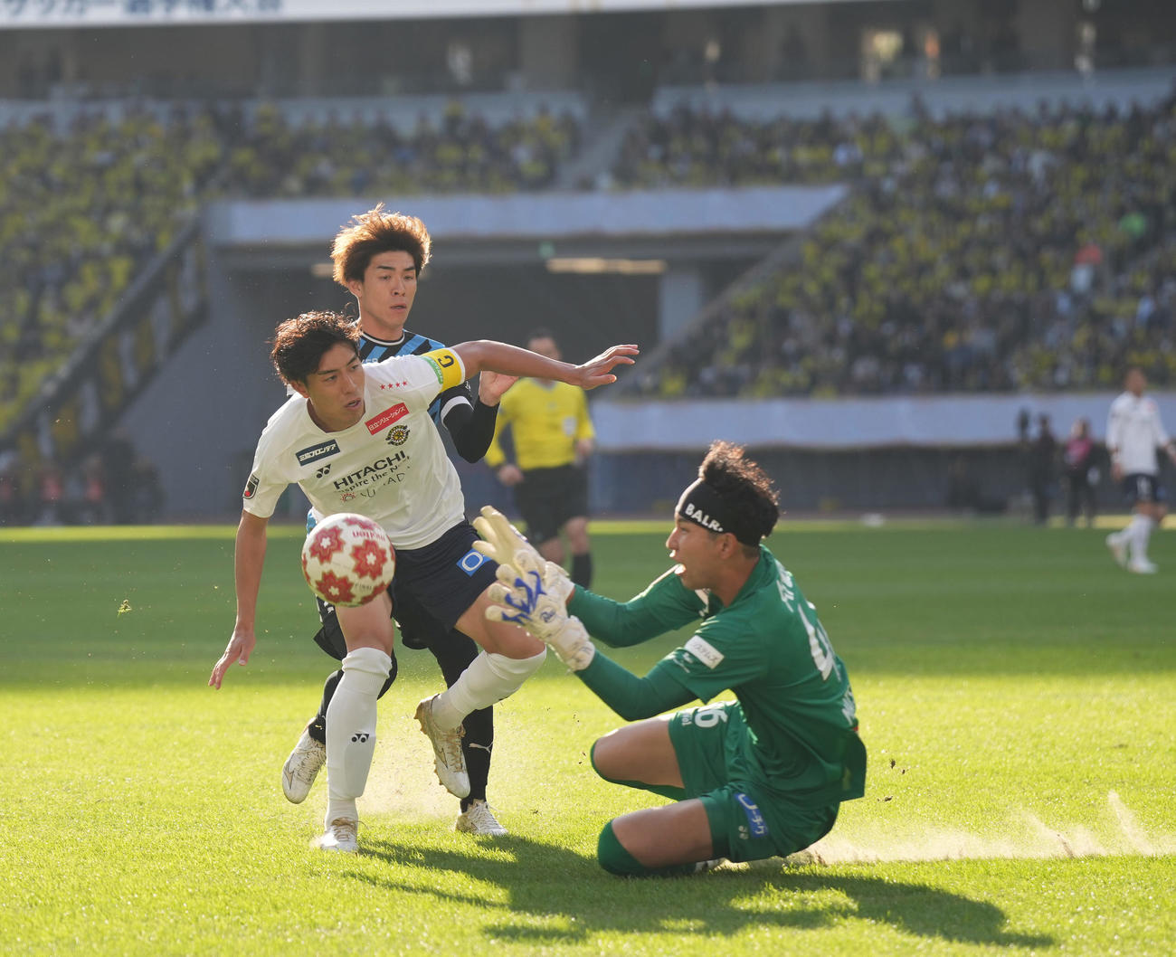 川崎F対柏　前半、ボールを止める柏GK松本（右）。左は古賀（撮影・井上学）