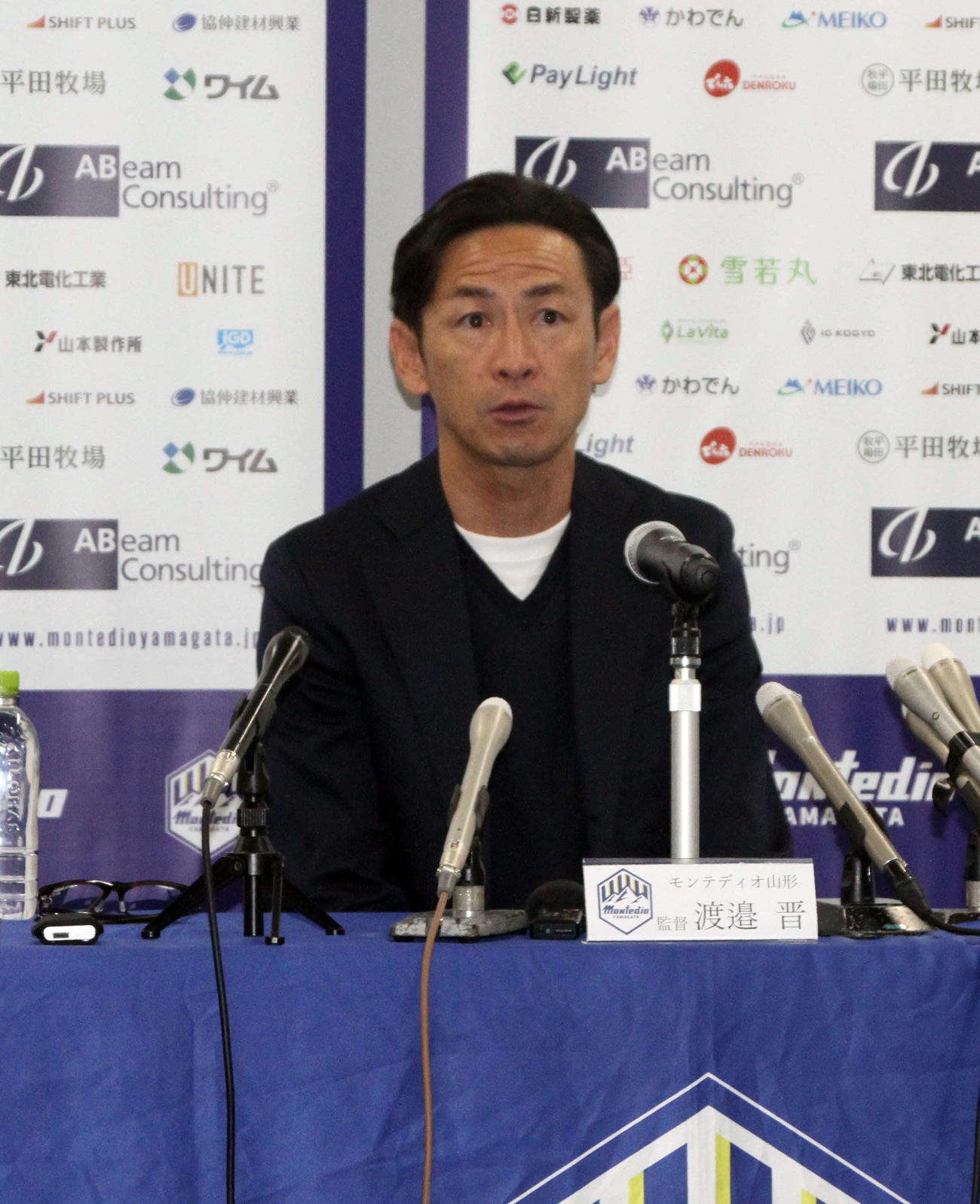 6日、インタビューに答える渡辺監督