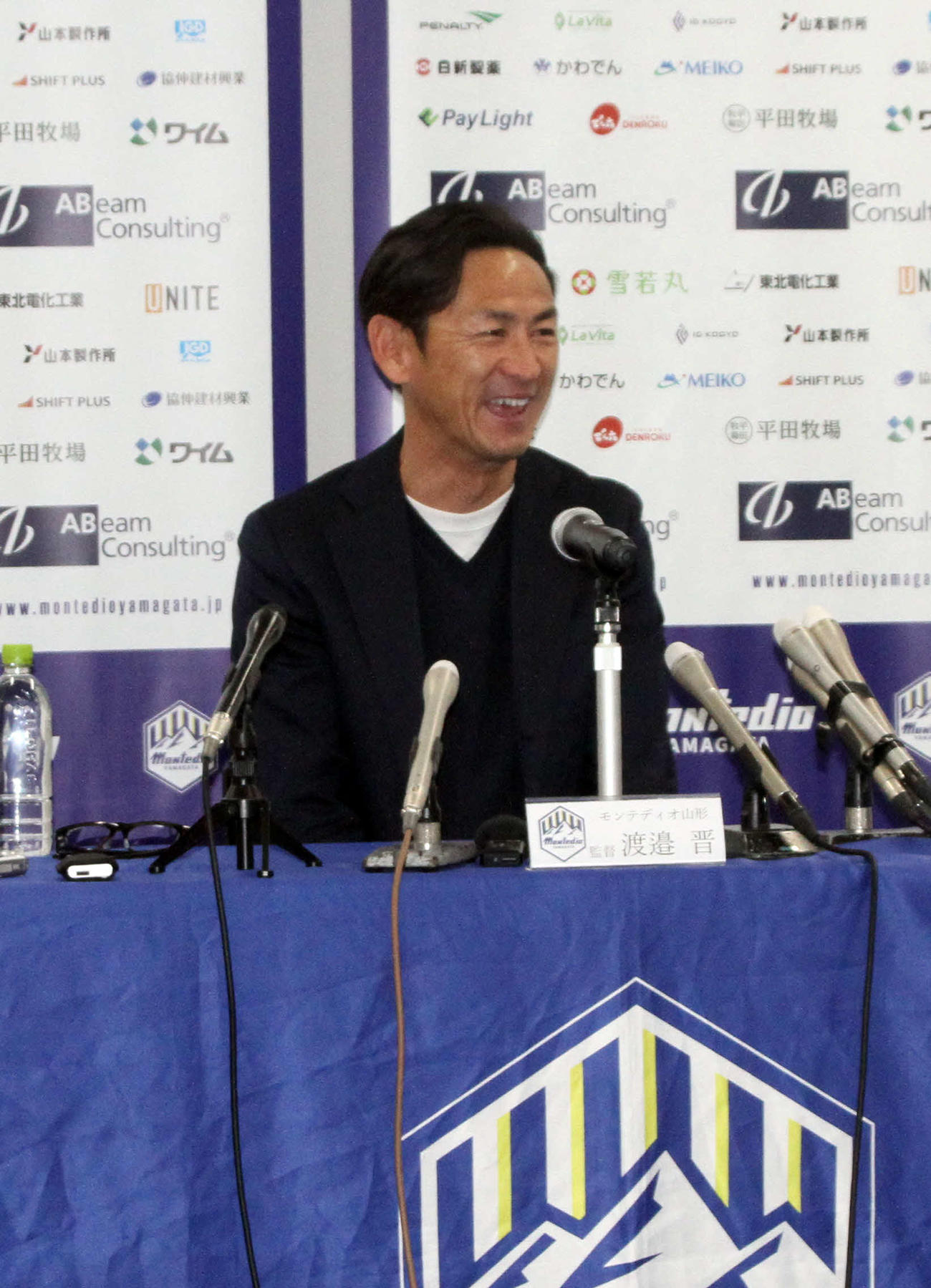 6日、インタビュー中に笑顔を見せる渡辺監督