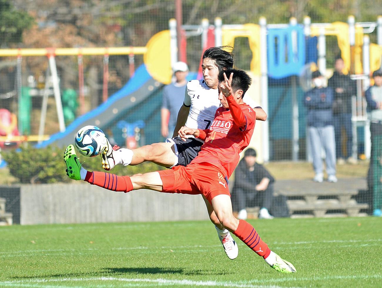 前半、ゴールを決める浜名FW川嶋（左）