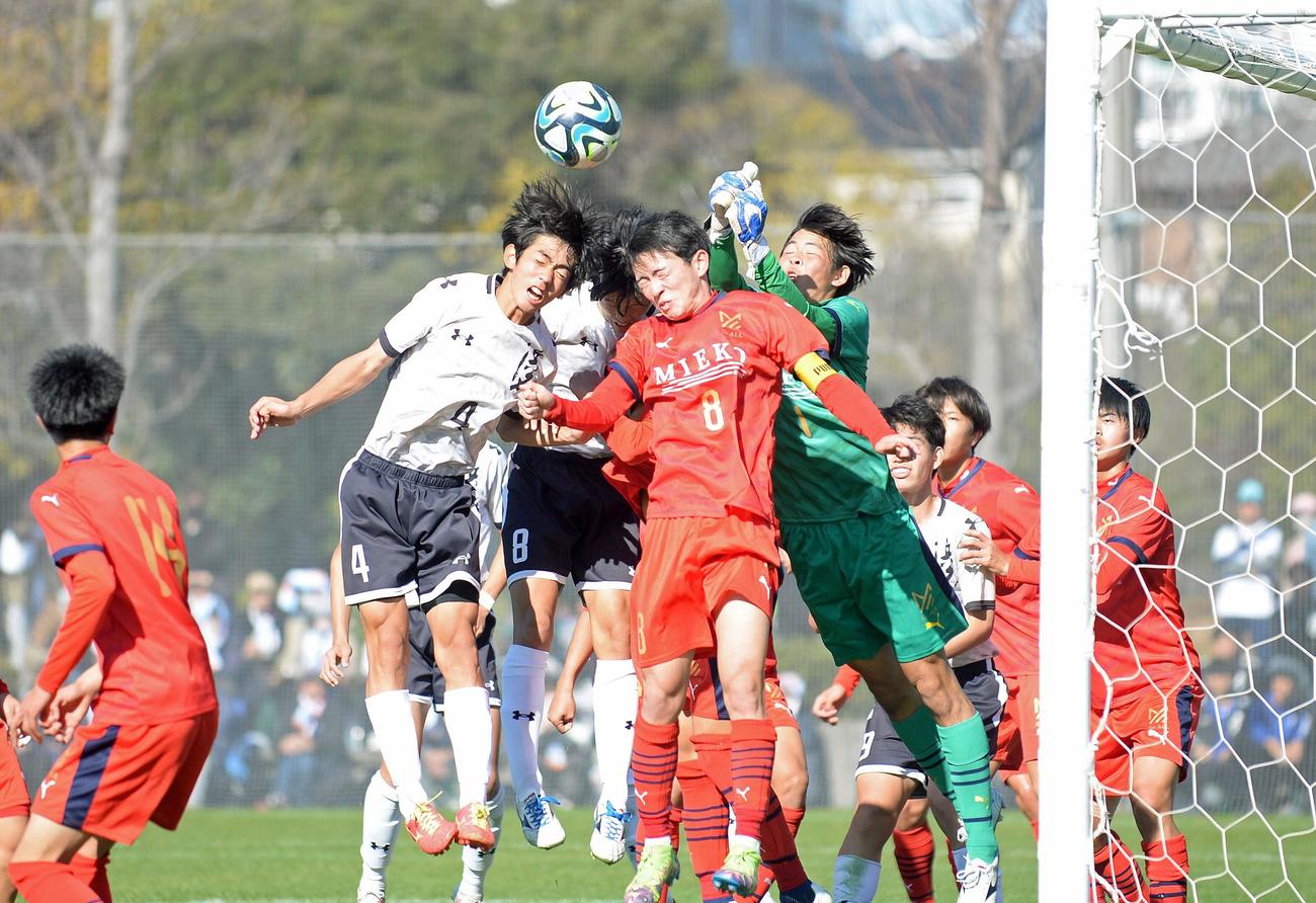 後半、CKからヘディングで決勝点を決める浜名DF小島（左から2人目）