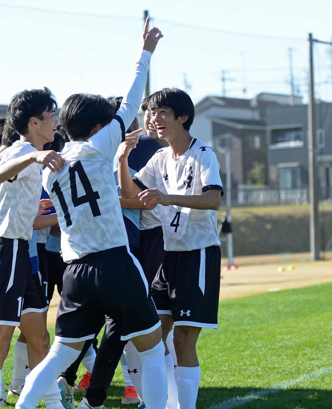 自身が決勝点を決めたことをアピールする浜名DF小島（右端）