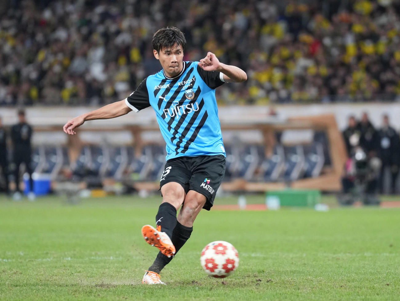 川崎F対柏　PKを蹴る川崎F山根（撮影・井上学）