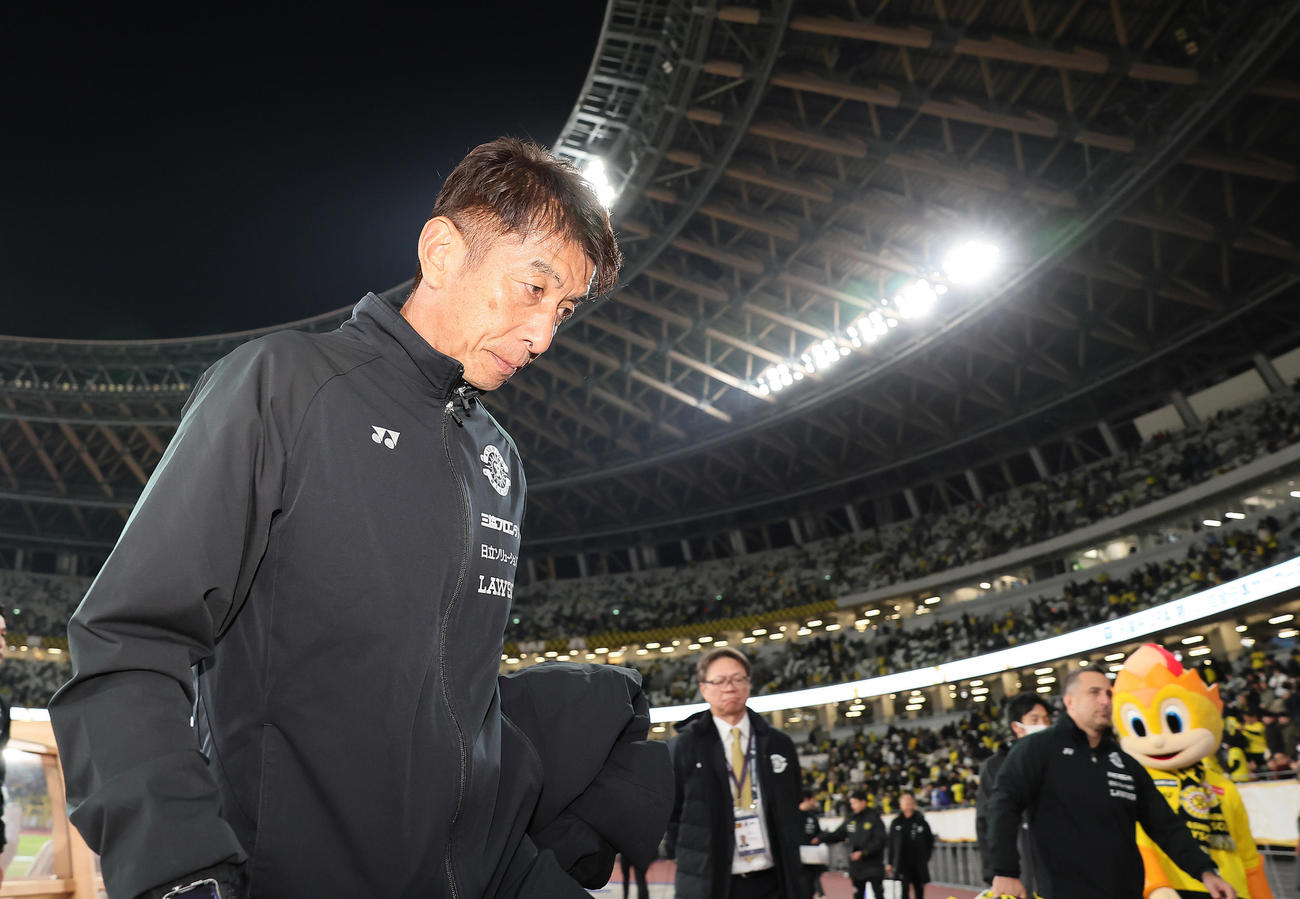 川崎F対柏　PK戦で敗れ引き揚げる柏井原監督（撮影・足立雅史）