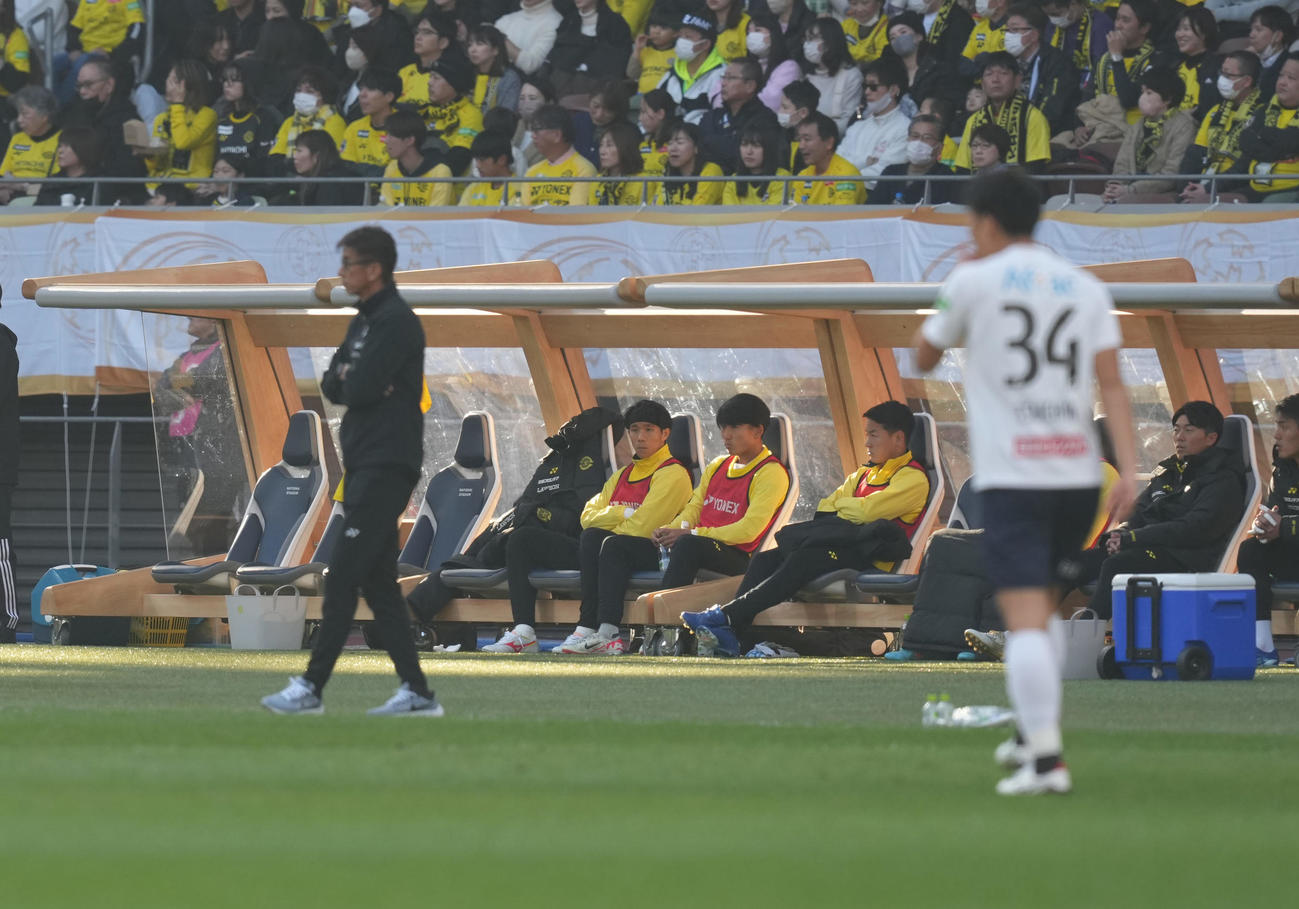 川崎F対柏　前半、戦況を見守る柏井原監督（左）（撮影・井上学）