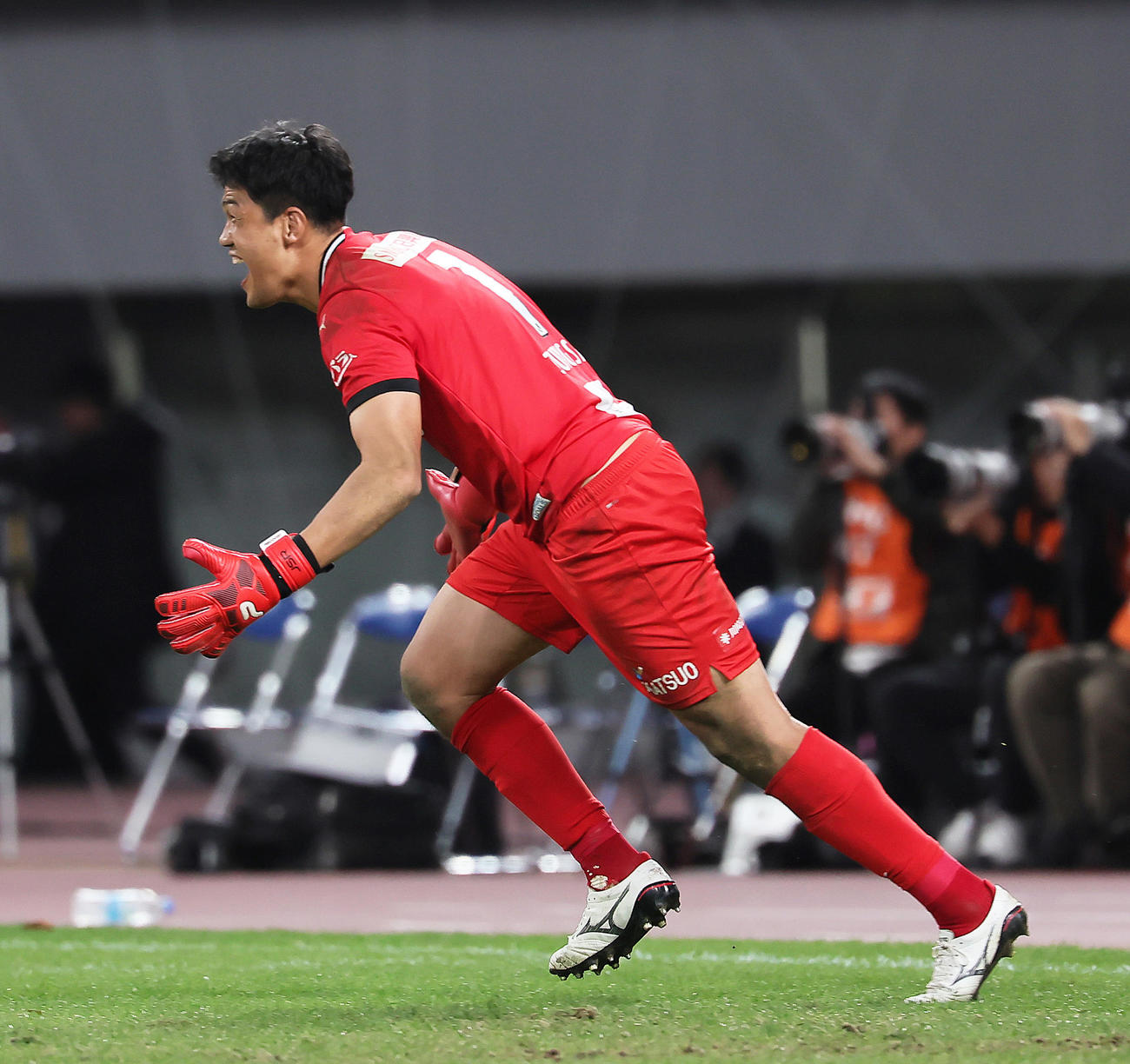川崎F対柏　PK戦で柏GK松本健太のシュートをセーブし、優勝を決め歓喜する川崎F・GKチョン・ソンリョン（撮影・足立雅史）