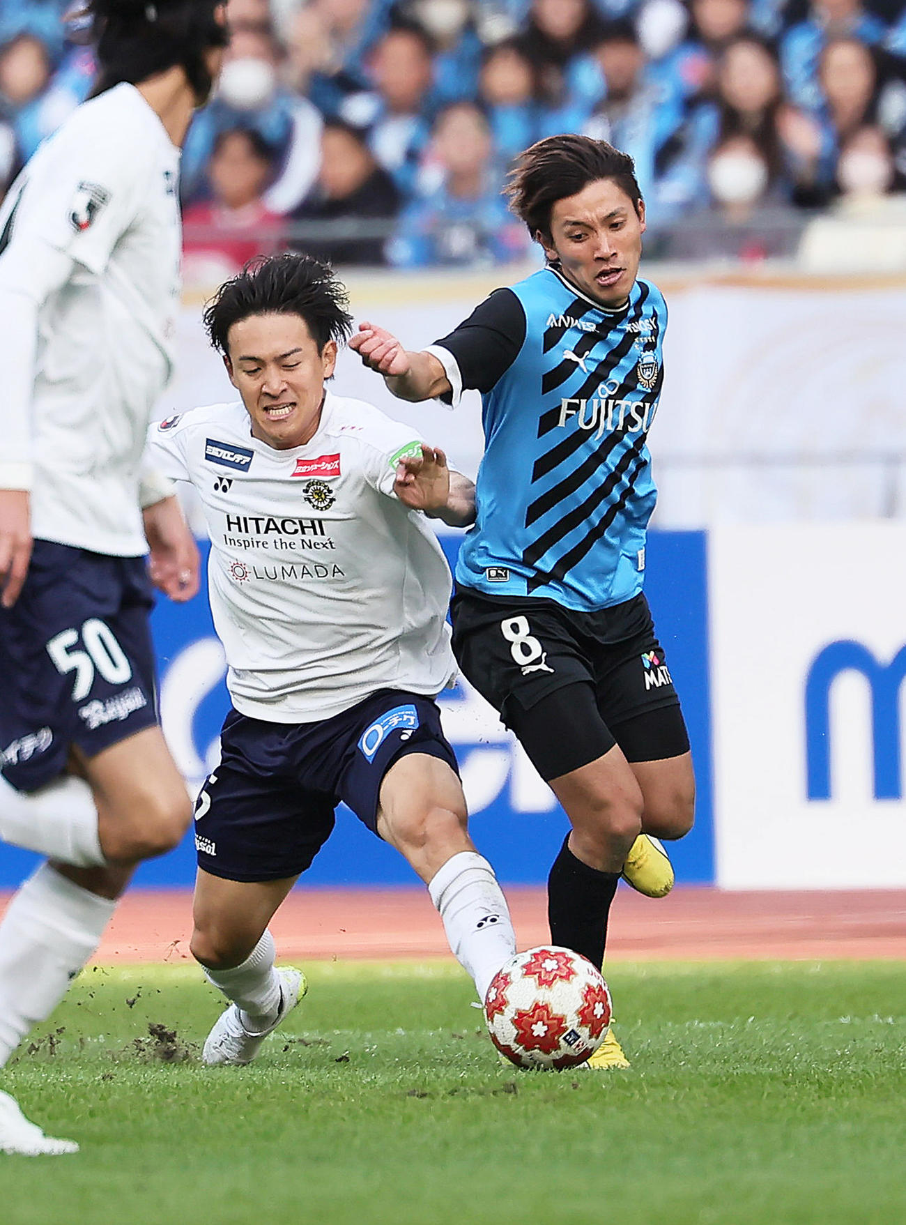 川崎F対柏　後半、攻め込む川崎F橘田（右）（撮影・足立雅史）