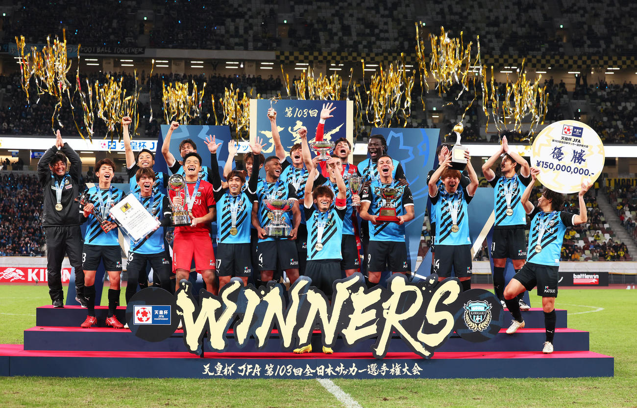 川崎F対柏　優勝し、天皇杯を掲げ歓喜する橘田（中央）ら川崎Fの選手たち（撮影・足立雅史）