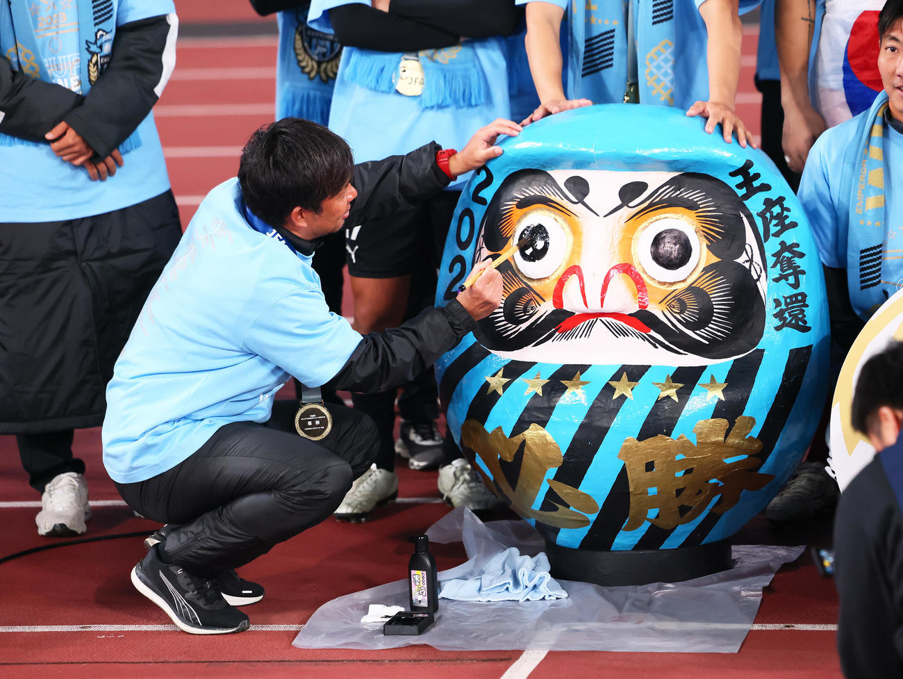 川崎F対柏　天皇杯を制し、だるまの目に墨を入れる川崎F鬼木監督（撮影・足立雅史）