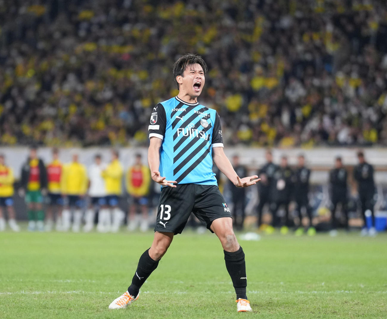 川崎F対柏　PKを決めほえる川崎F山根（撮影・井上学）