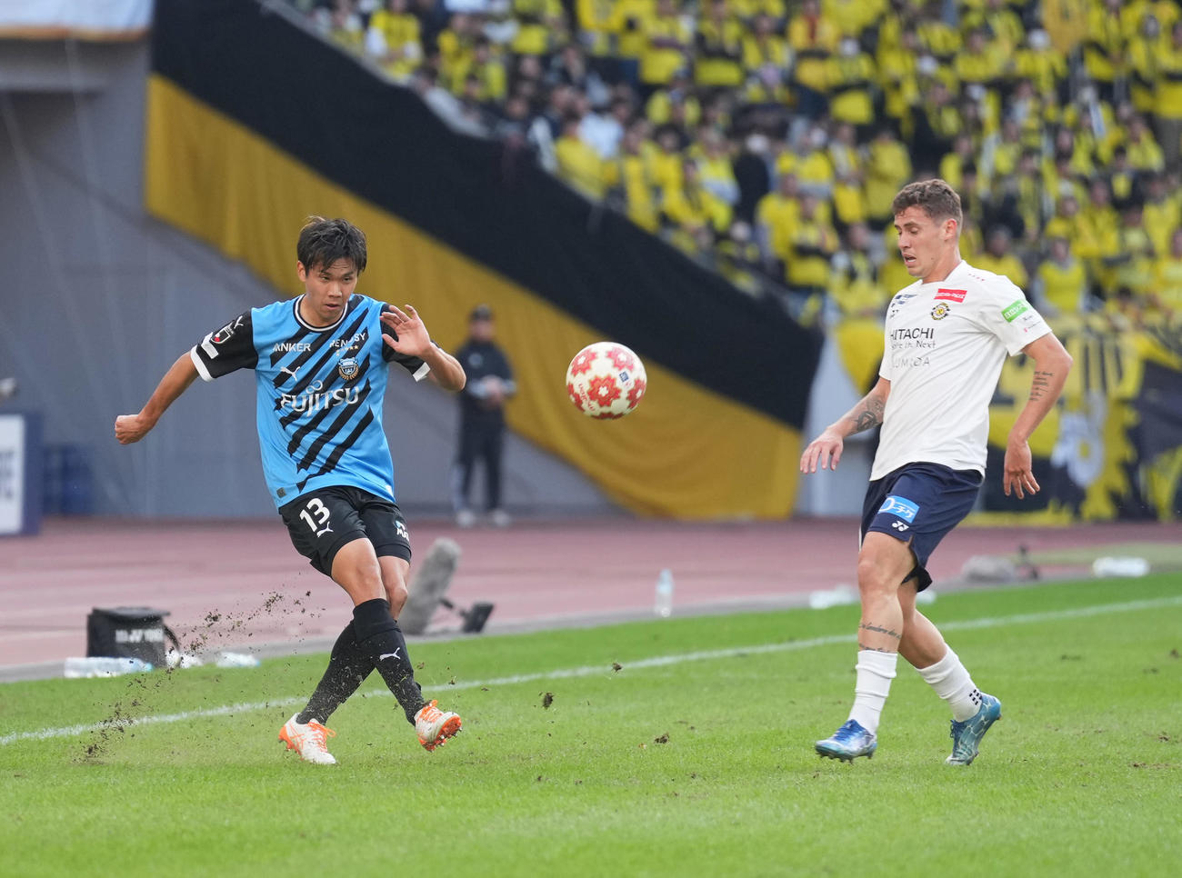 川崎F対柏　前半、ボールを回す川崎F山根（撮影・井上学）