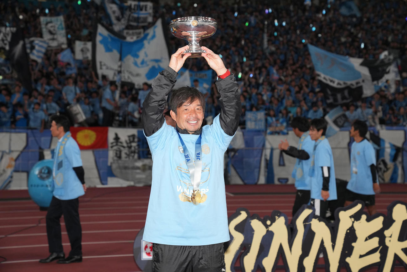 川崎F対柏　天皇杯を掲げる川崎F鬼木監督（手前左）（撮影・井上学）