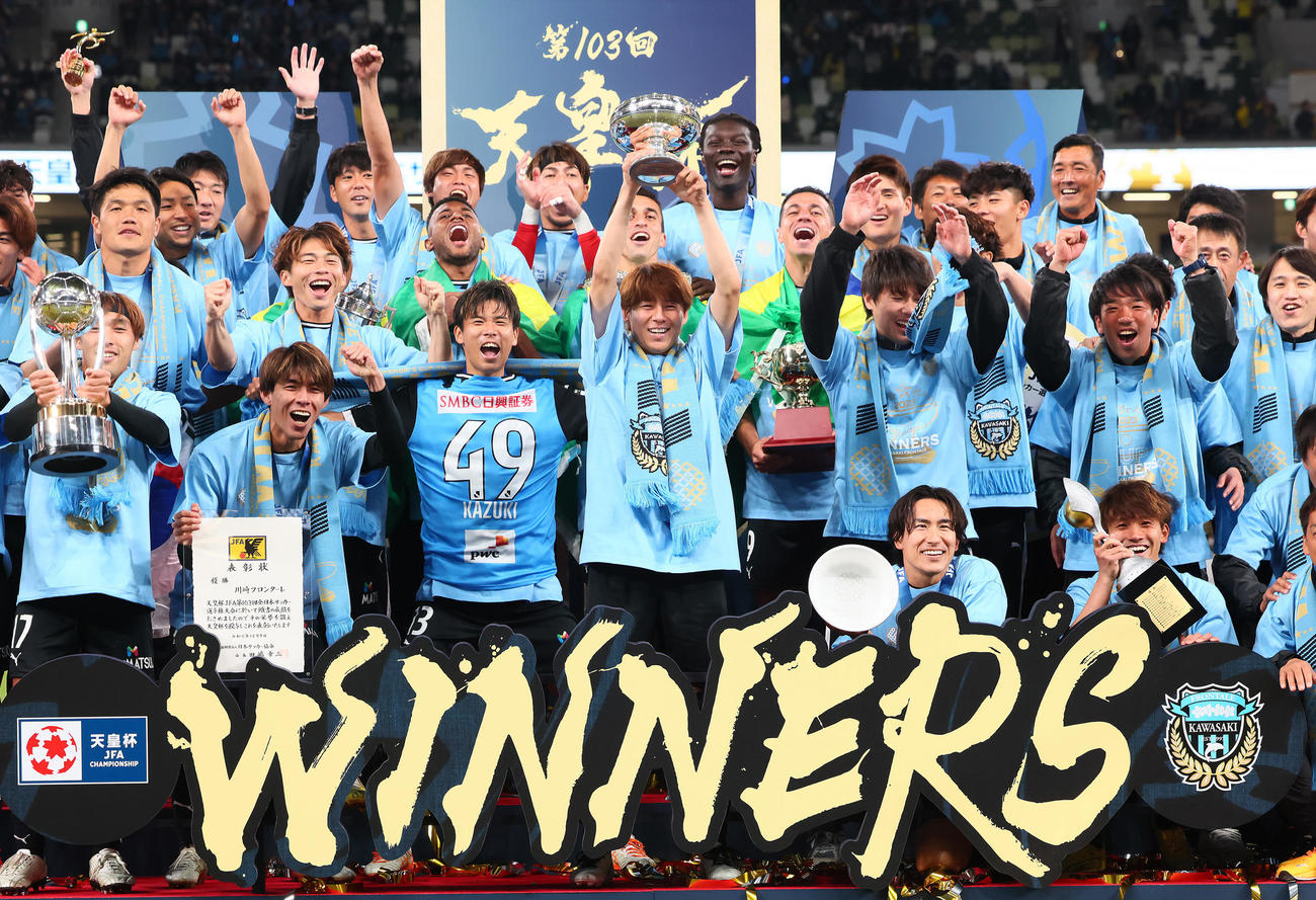 川崎F対柏　優勝し、天皇杯を掲げる川崎F脇坂（中央）（撮影・足立雅史）