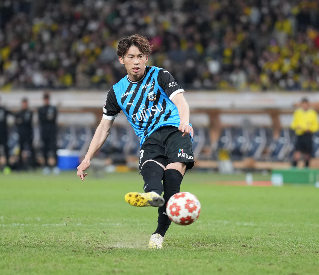川崎F対柏　PKを蹴る川崎F瀬川（撮影・井上学）