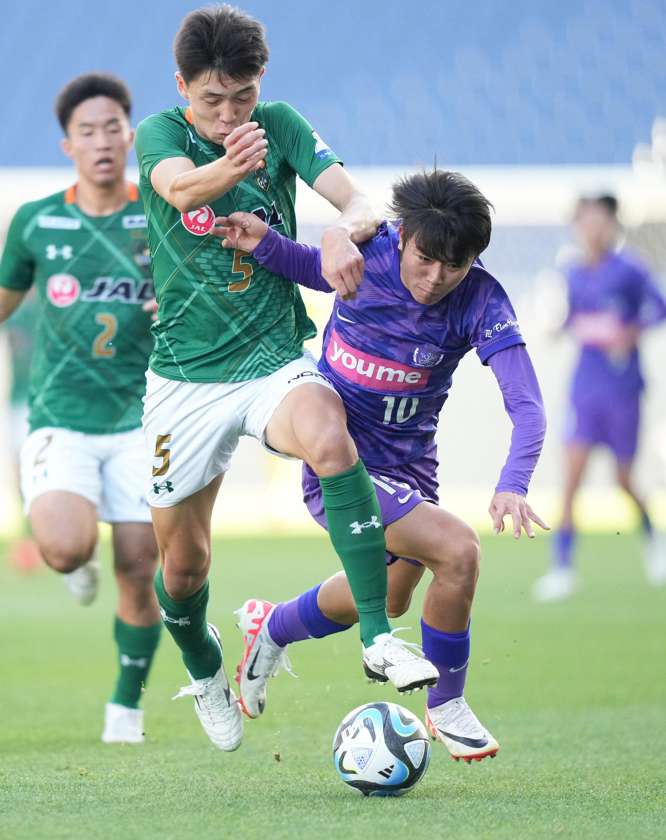 青森山田対広島ユース　前半、競り合う広島ユース・中川（右）と青森山田・小泉（撮影・鈴木みどり）