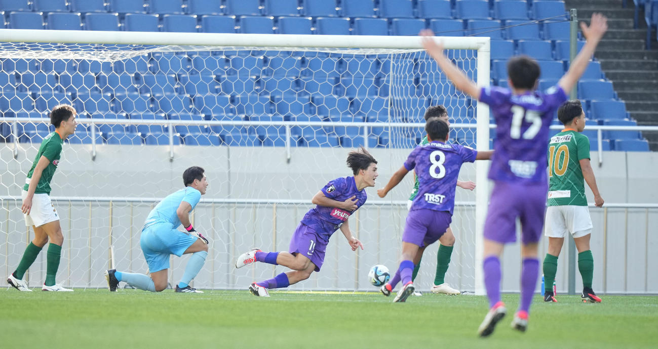 青森山田対広島ユース　後半、広島ユース・井上（中央）は先制ゴールを決め駆け出す（撮影・鈴木みどり）