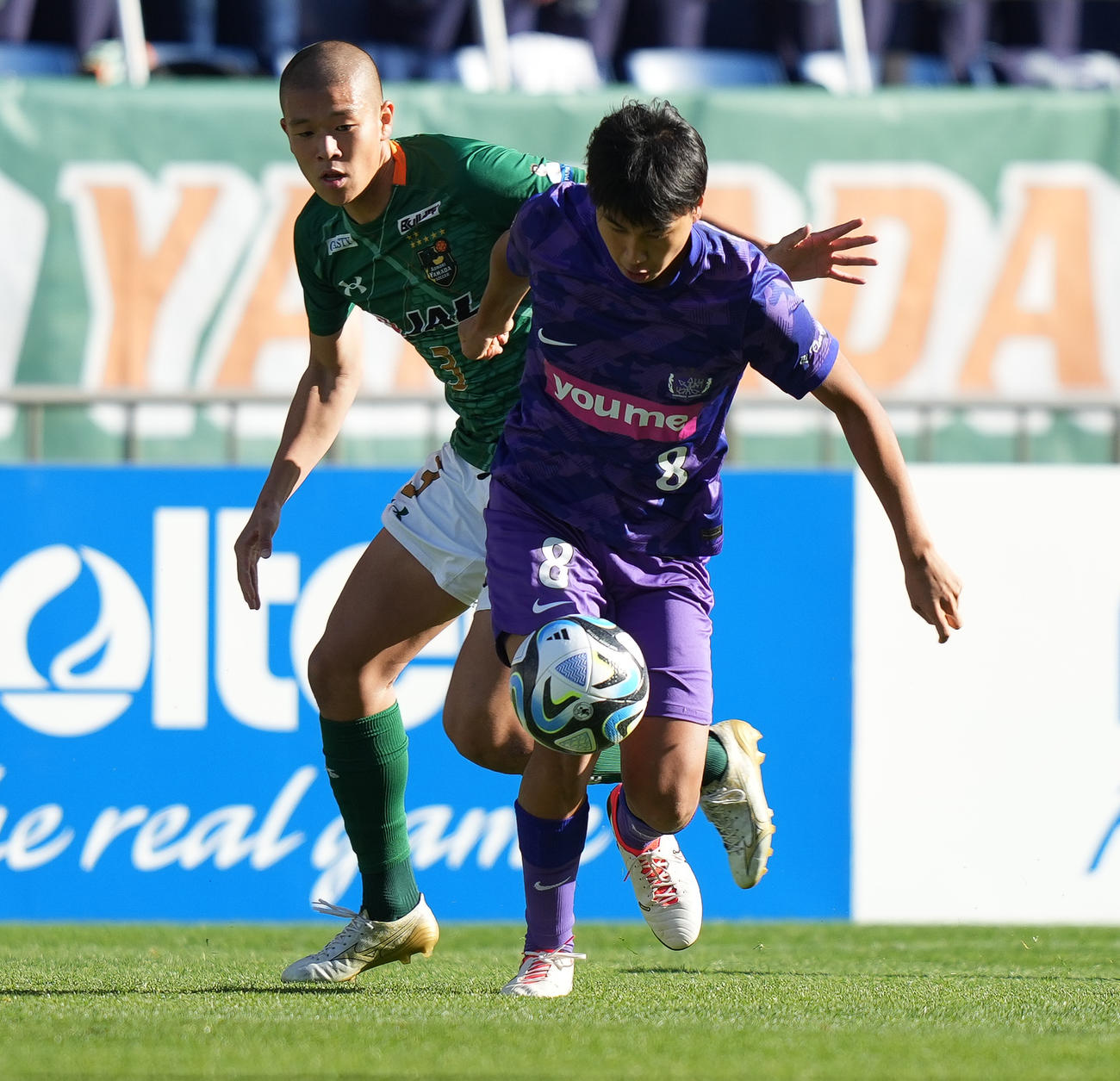 青森山田対広島ユース　前半、競り合う広島ユース・中島（右）と青森山田・小沼（撮影・鈴木みどり）