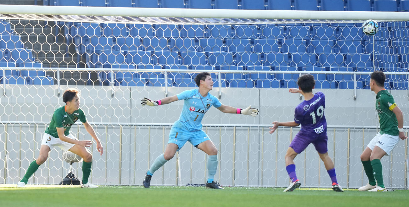 青森山田対広島ユース　後半、広島ユース・井上（右から2人目）に先制ゴールを許す青森山田GK鈴木（左から2人目）＝2023年12月10日