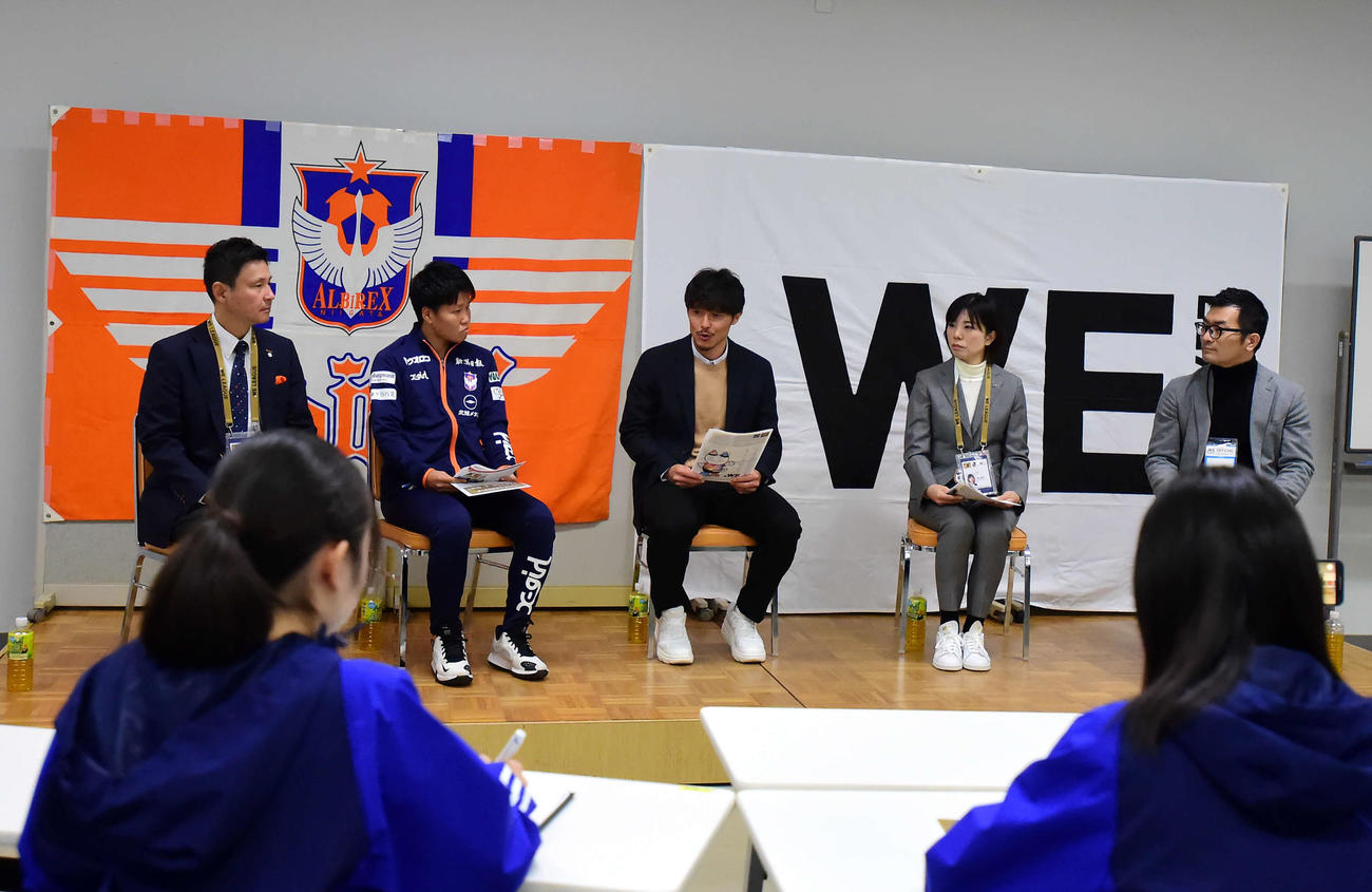 「WE ACTION DAY」に参加した左から新潟L山本社長、新潟L道上、J1新潟島田、高田チェア、パーソルイノベーション大浦社長