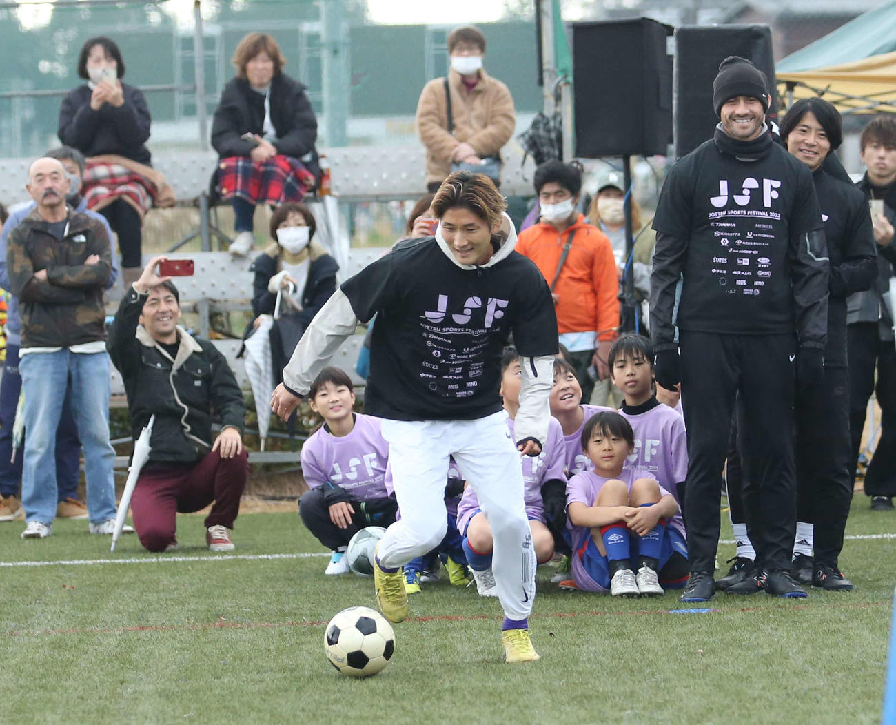 子どもたちの前でドリブルを披露する神戸MF飯野