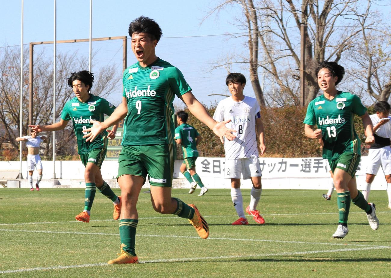 後半22分、同点ゴールを決めた佐々木（中央）は雄たけびを上げて大喜び