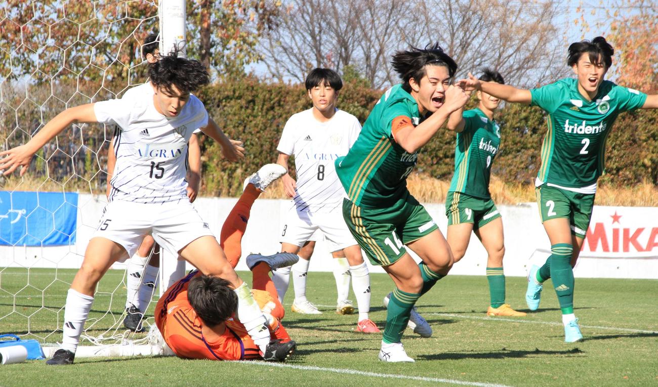 延長前半16分、3点目を決めた根岸（中央）はガッツポーズ