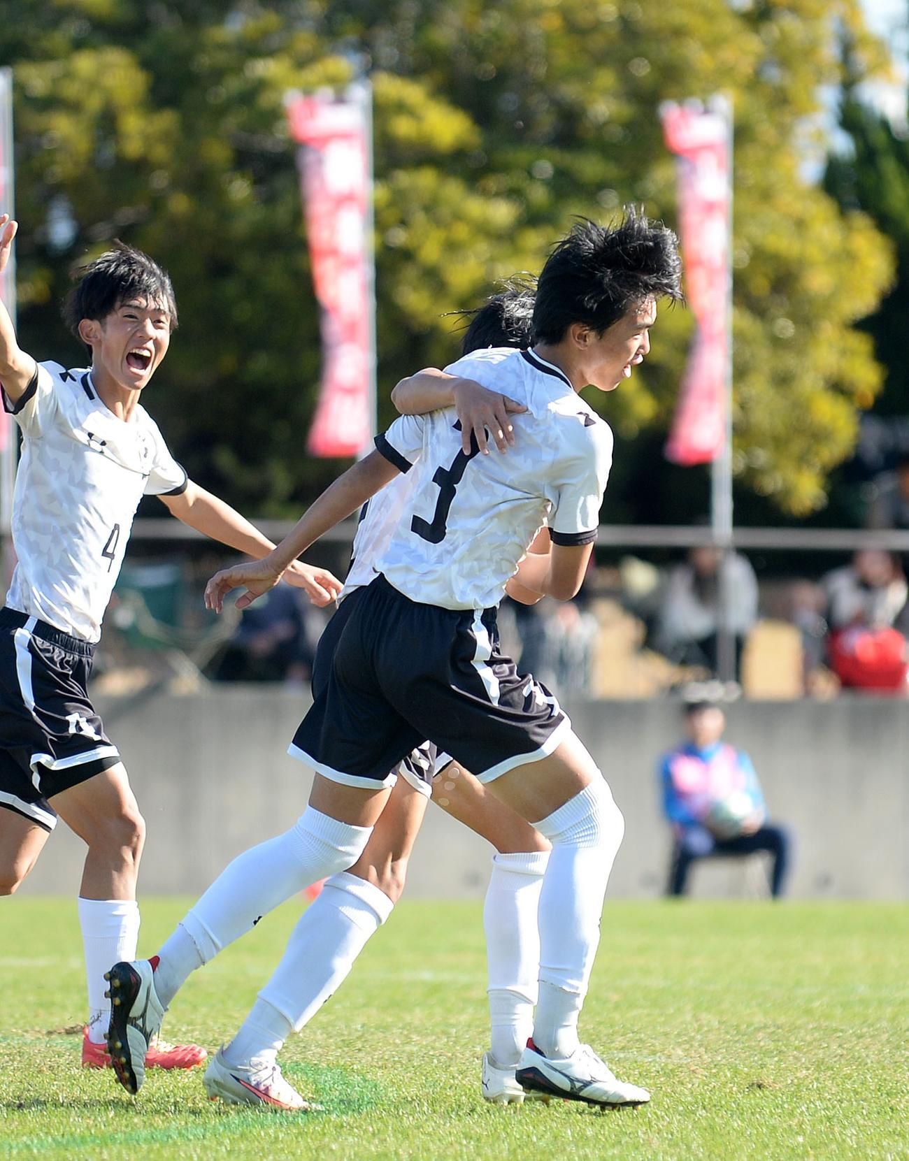 先制点を決め、仲間と喜び合う浜名DF細見（右）
