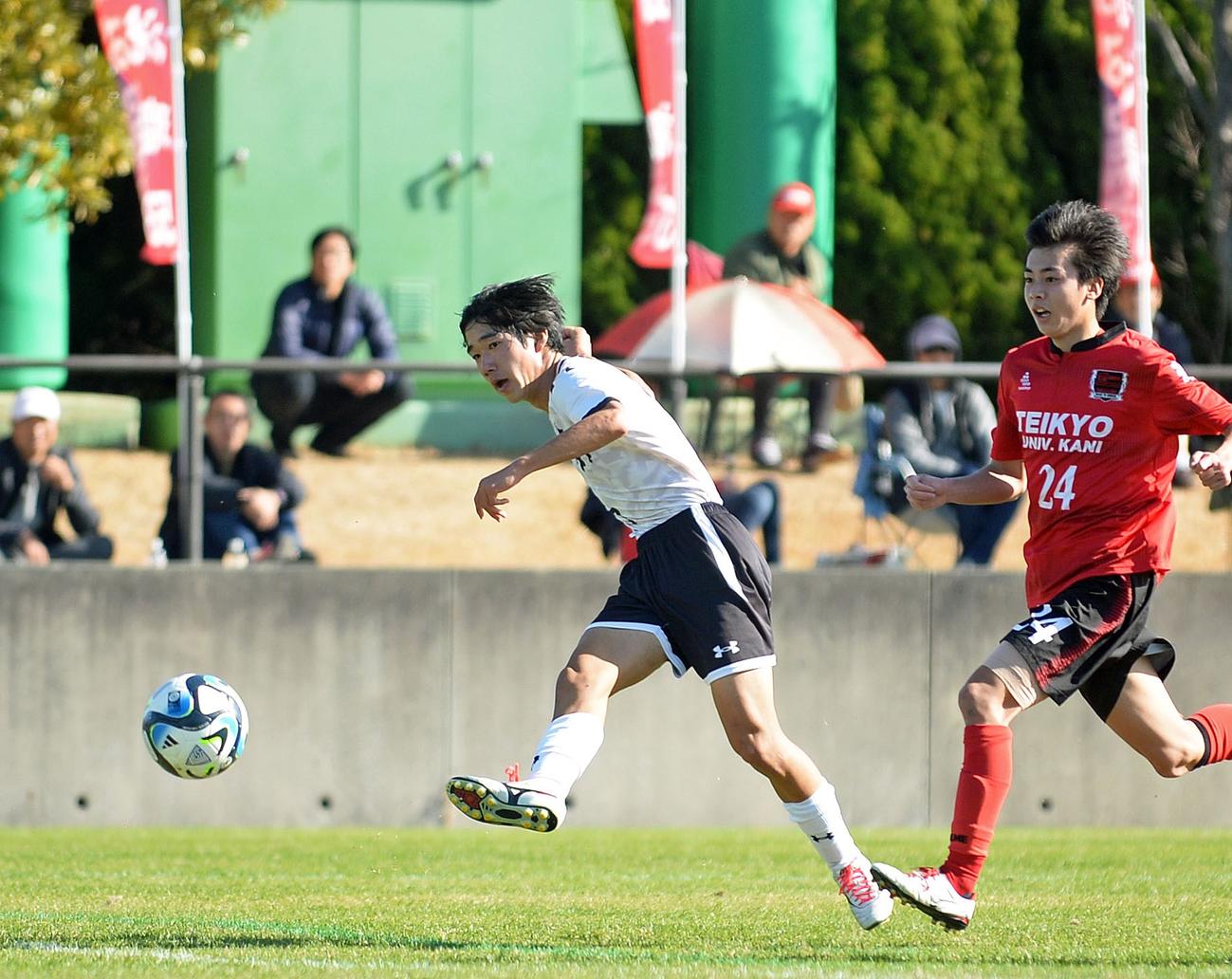 前半、チーム2点目を決める浜名FW川嶋（左）