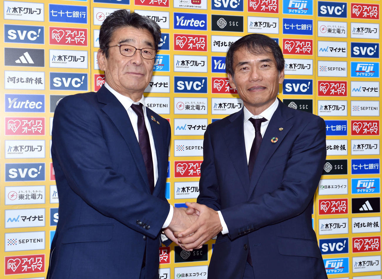 固い握手を交わす仙台森山監督（右）と庄子GM（撮影・相沢孔志）