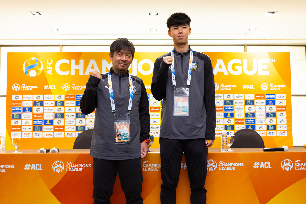 ACL第6戦蔚山現代戦の前日会見に出席した川崎フロンターレ鬼木達監督（左）と高井幸大（（C）KAWASAKI FRONTALE）