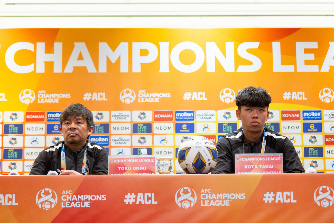 ACL第6戦蔚山現代戦の前日会見に出席した川崎フロンターレ鬼木達監督（左）と高井幸大（（C）KAWASAKI FRONTALE）