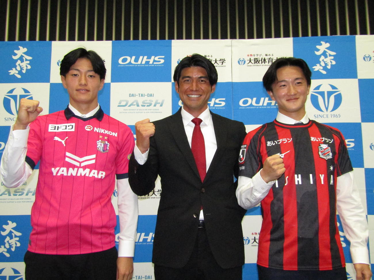 大体大からC大阪に内定のFW古山兼悟（左）と札幌内定のMF木戸柊摩（右）、中央は大体大の松尾元太監督